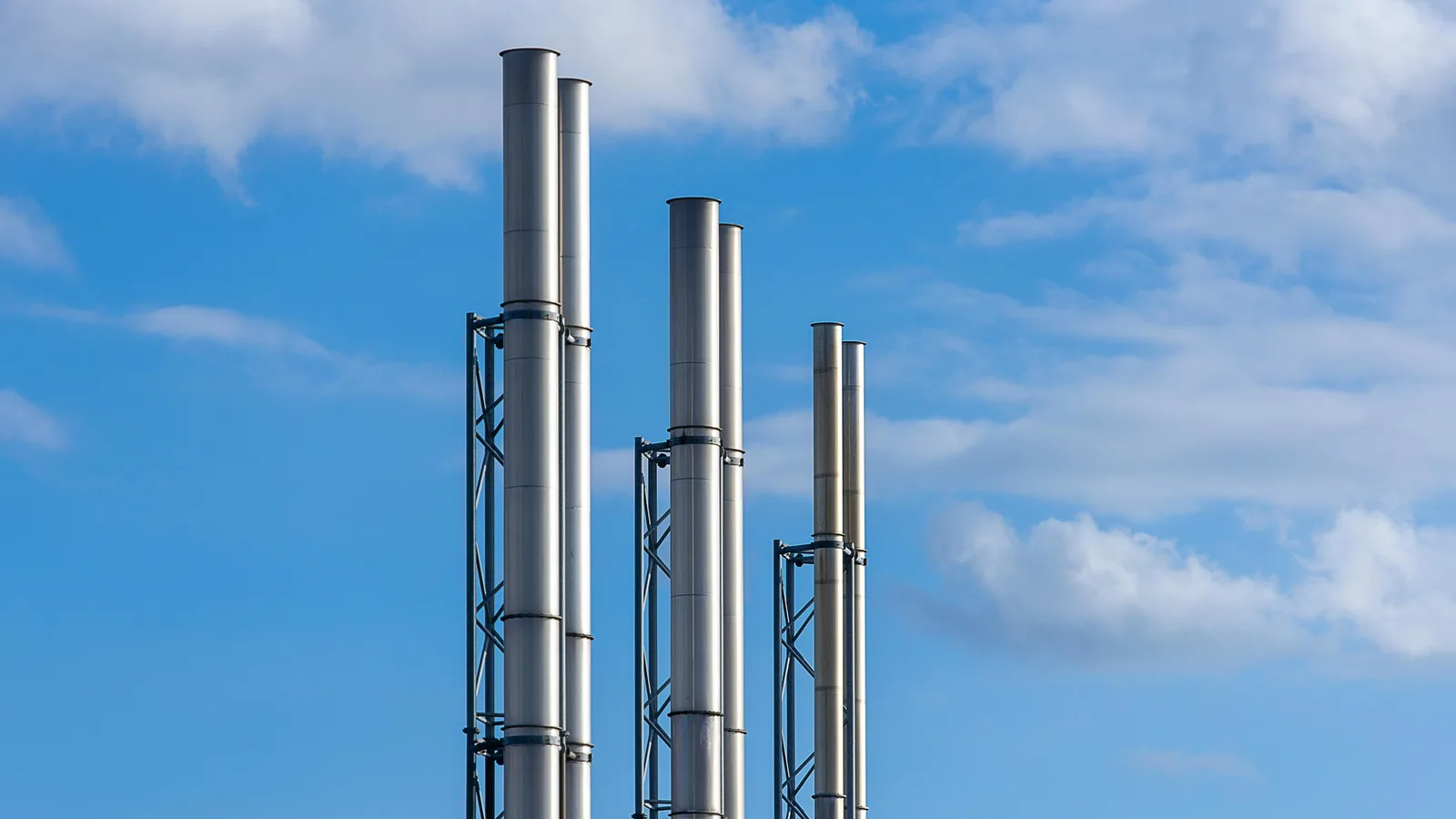 Cheminées d'évacuation des émissions COV sur une installation industrielle